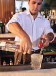 barman připravuje míchaný nápoj